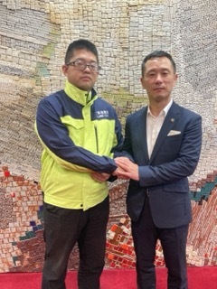 派遣社員を写真に写る市長