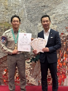 写真に写る永井さんと市長