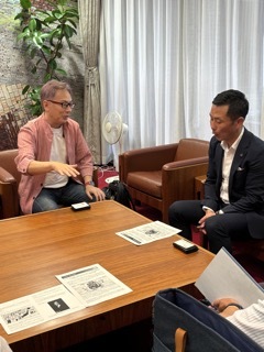 柏崎さんと市長の面談する様子