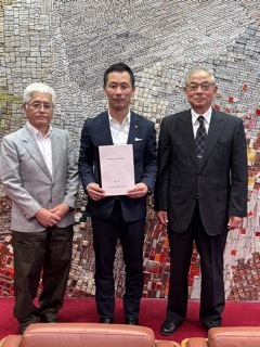 令和8年度多治見市補助金見直し市民委員会による補助金見直しに関する意見書を受け取る市長