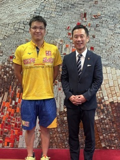 日本選手権水泳競技大会に出場する寺田さんと市長の写真