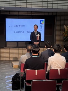 経済支援拠点フロア施設(TBiS)開所式であいさつを行う市長