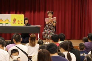 [写真]絵本を朗読する小野あつこさん
