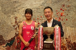 [写真]フィールドホッケーU15日本代表チームに選出された岡田さんと市長