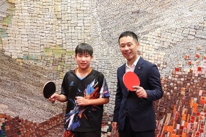 写真:市長と小林さんがラケットを手に並んでいる様子