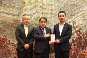多治見市管工事協同組合義援金贈呈の写真