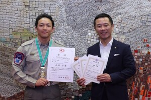写真:ウエイトリフティングマスターズ日本新記録を樹立した永井千尋さんと市長