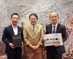 美濃焼の解剖書を手に写真撮影する笠井さんと市長、教育長