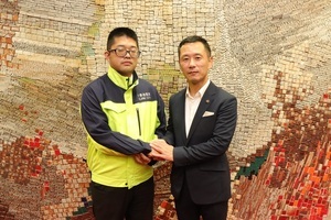 写真:被災地派遣職員と握手する市長