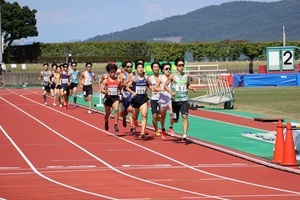 写真:トラックを走る選手たち