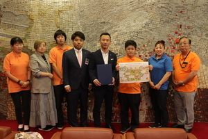 写真:市民討議会2026の提言書を提出した市民の皆さんと市長