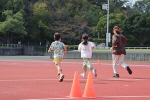 写真:シャトルランに挑戦する親子