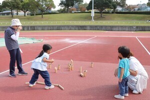 写真:モルックを楽しむ親子