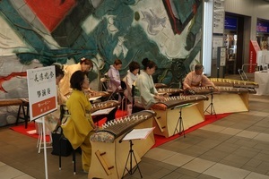 写真:美濃焼祭会場琴の演奏の様子