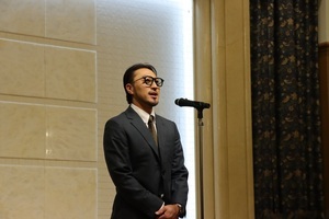 写真:交流会で挨拶する広島東洋カープの菊池選手
