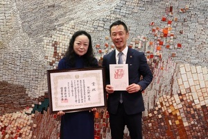 写真:賞状を手に写真撮影する日比野さんと市長