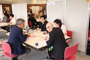 写真:企業お見合いのブースの様子