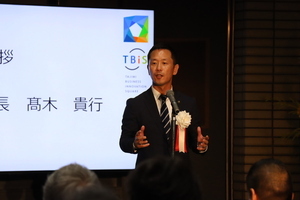 写真:開所式で挨拶をする市長