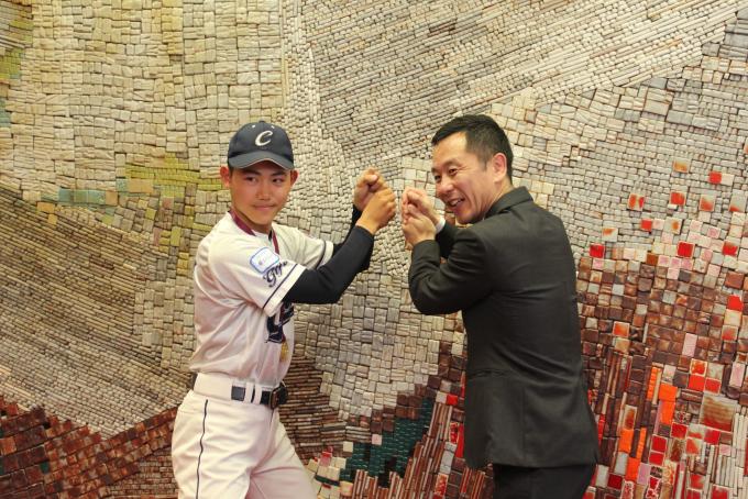 令和8年3月4日市長と安藤さんバッティングポーズ写真