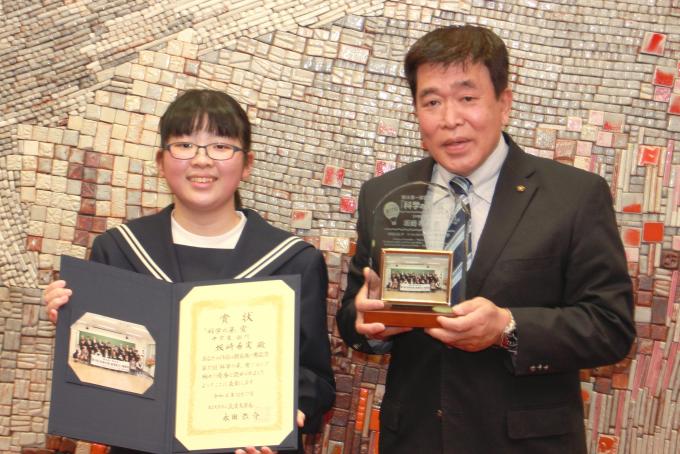 令和4年度科学の芽賞受賞の坂﨑さんと市長記念撮影