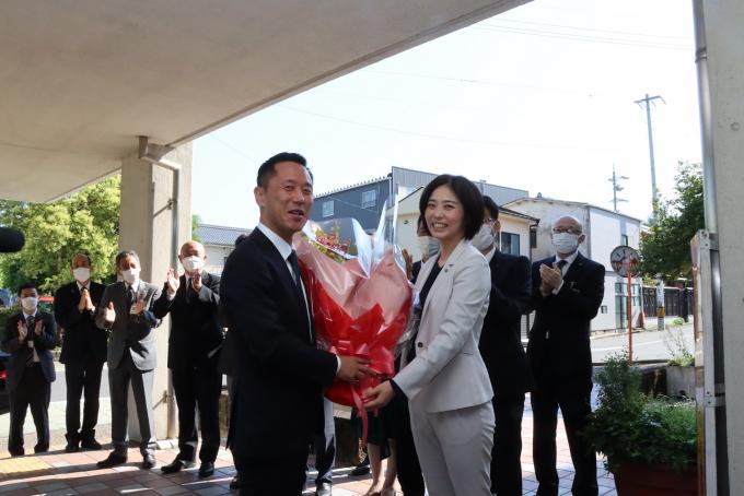 職員から花束を受け取る市長