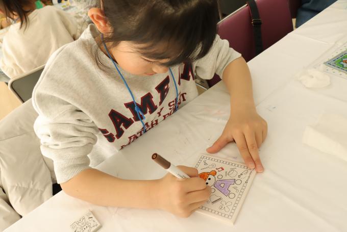 令和8年1月31日小野あつこのtryfulタイルに絵付けをする子