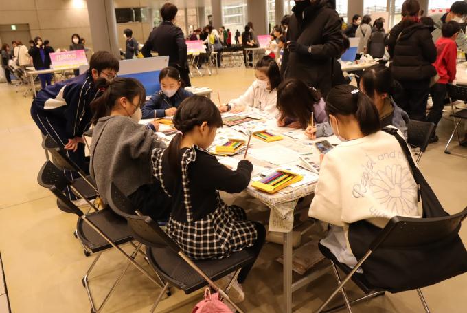 令和8年2月11日マナビジョンで広報紙づくりをする子どもたち