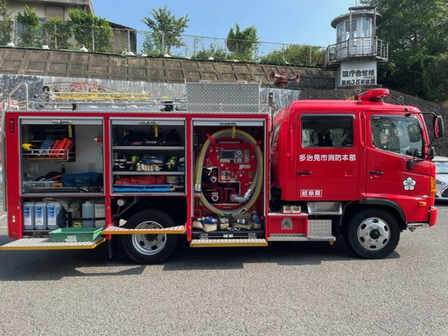 消防車右面の写真シャッター開放