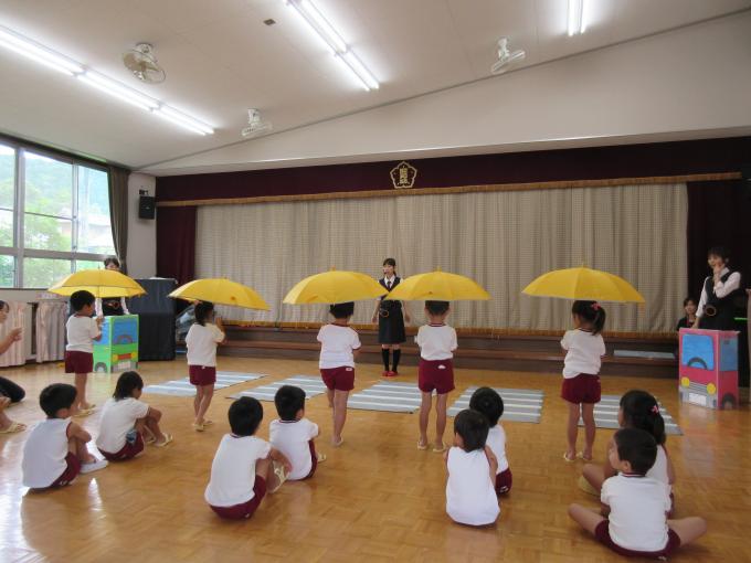 傘を使用した教室の風景