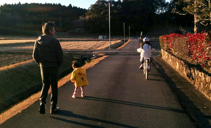 散歩道で自転車をこいでいる子どもたちの様子