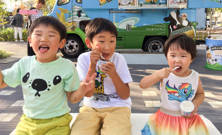 タジミサンデーマーケットでアイスを食べる子どもたちの写真