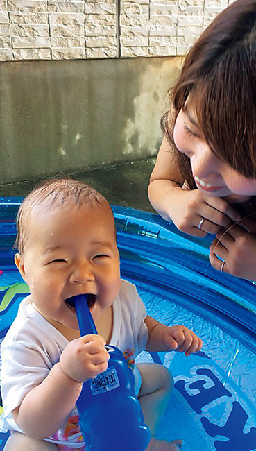 プールで子どもと遊んでいる様子