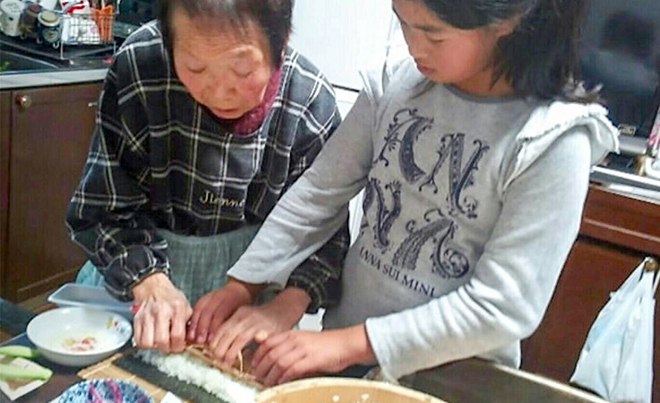 歳の差80歳！　我が家の年長者である祖母と娘が一緒に巻き寿司とおいなりさんを作っている様子