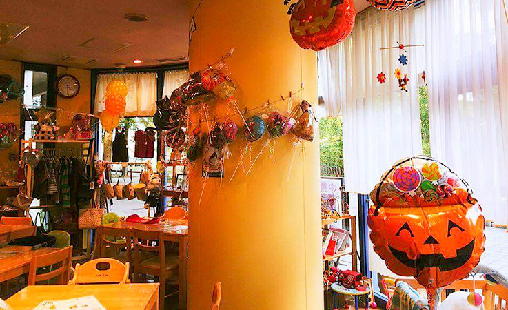 ハロウィンの飾り付けがされたママズカフェの内装写真