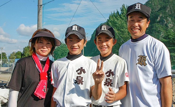 野球ユニフォーム姿の加藤さん一家の写真