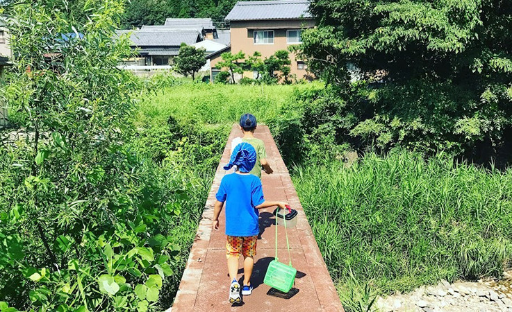 夏に川遊びに出かける子どもたちの写真