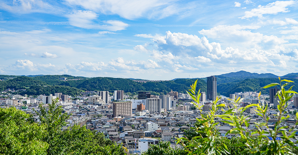 山なみに囲まれた多治見市の写真