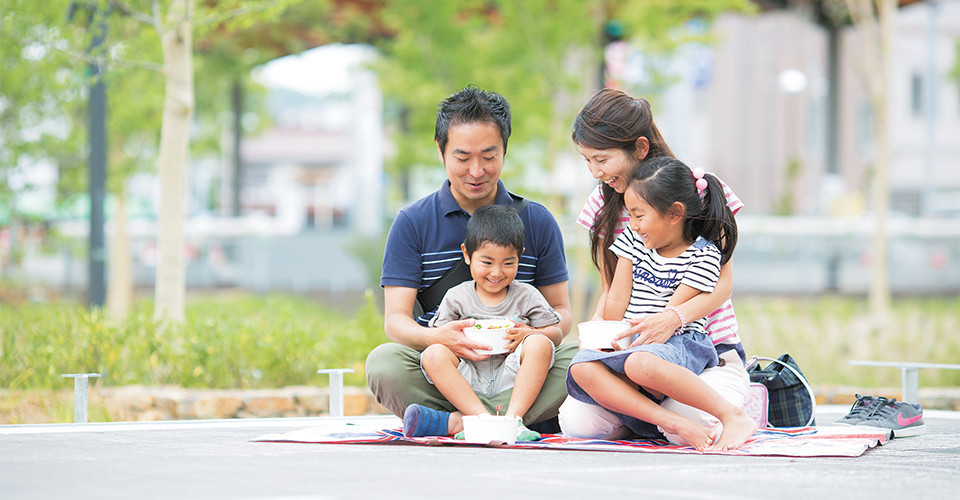 虎渓用水広場でピクニックをする家族の様子